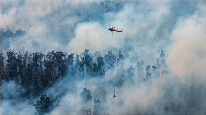 Australia fire kills firefighter, 100,000 residents urged to flee